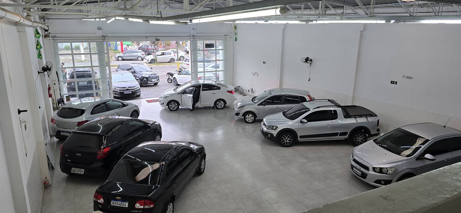 Showroom da Kadami Multimarcas com carros seminovos e usados em Pouso Alegre