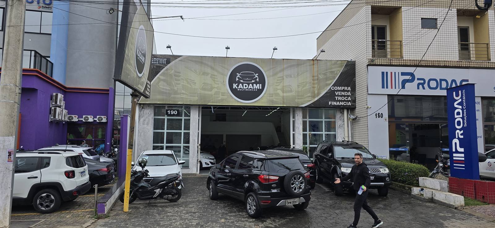 Fachada da loja de veículos seminovos e usados Kadami Multimarcas em Pouso Alegre